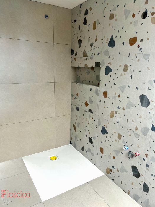 Moderna kopalnica s teraco detajli